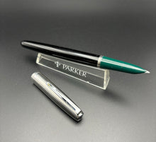 Load image into Gallery viewer, Parker 21, Hybrid 1960, Black Barrel, Green section, steel cap