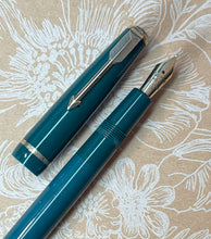 Load image into Gallery viewer, Parker British Duofold, Streamline style, Green