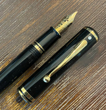 Load image into Gallery viewer, Sheaffer Connaisseur Fountain Pen