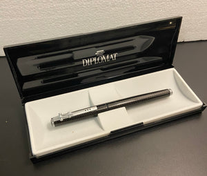 Diplomat Pen F1. Carbon colour fountain pen