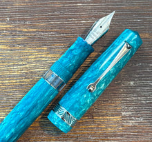 Load image into Gallery viewer, Leonardo Momento Magico Fountain Pen - Emerald Green