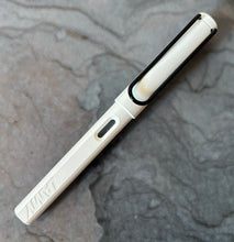 Load image into Gallery viewer, Lamy Safari, White