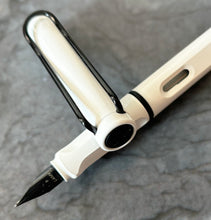 Load image into Gallery viewer, Lamy Safari, White