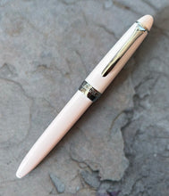 Load image into Gallery viewer, Shikiori Hisakata Fountain Pen / White