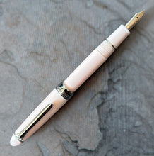 Load image into Gallery viewer, Shikiori Hisakata Fountain Pen / White