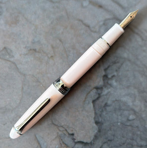 Shikiori Hisakata Fountain Pen / White