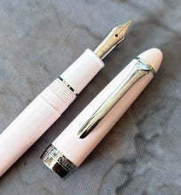 Load image into Gallery viewer, Shikiori Hisakata Fountain Pen / White