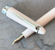 Load image into Gallery viewer, Shikiori Hisakata Fountain Pen / White