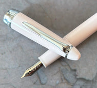 Shikiori Hisakata Fountain Pen / White