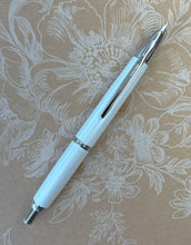 Load image into Gallery viewer, Pilot, Pearl White Vanishing Point Décimo fountain pen