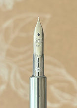 Load image into Gallery viewer, Pilot, Pearl White Vanishing Point Décimo fountain pen
