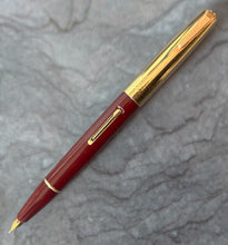 Load image into Gallery viewer, Lady Garland Taperite fountain pen