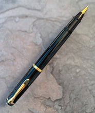 Load image into Gallery viewer, Pelikan Souveran R400 Black Rollerball