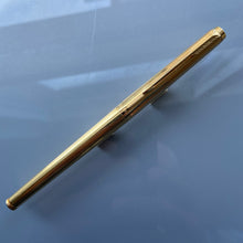 Load image into Gallery viewer, Parker 180, Gold Filled thin line pattern, Rollerball